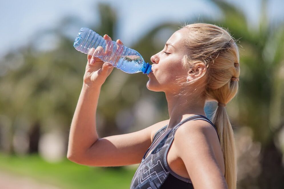 Beber suficiente agua para combatir la obesidad